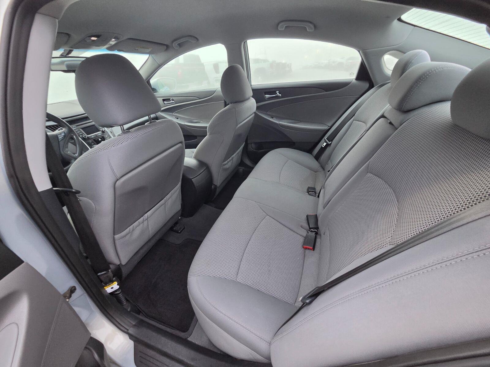 Used 2014 Silver Hyundai GLS image 9