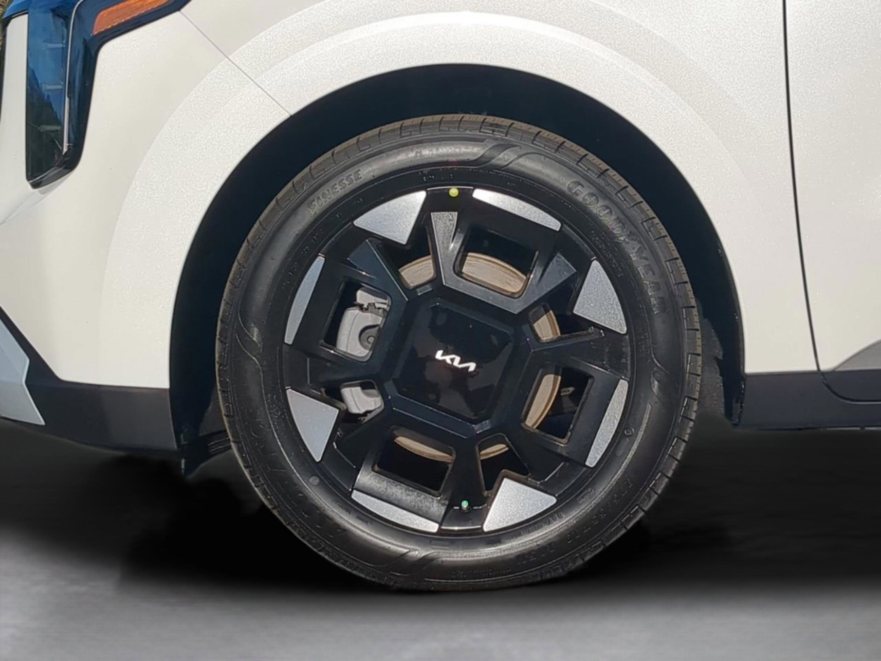 New 2026 Snow White Pearl Kia EX image 11