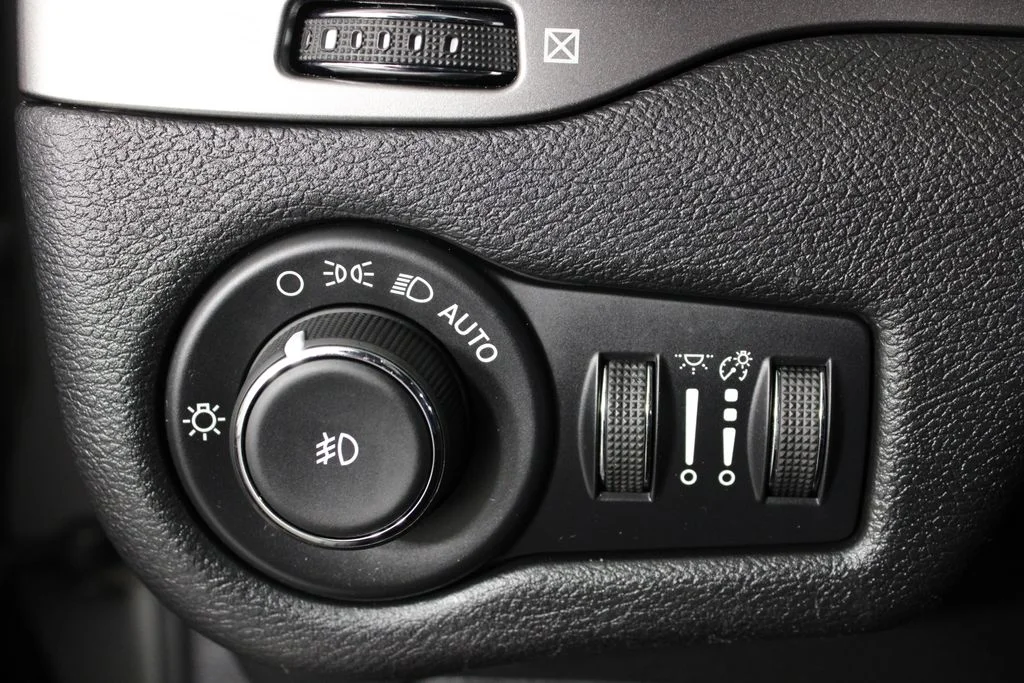 Used 2020 Gray Jeep Latitude Plus image 23