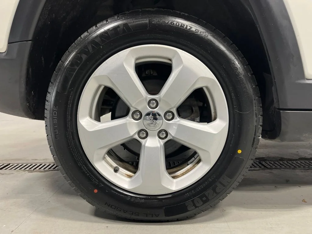 Used 2019 White Clearcoat Jeep Latitude image 8