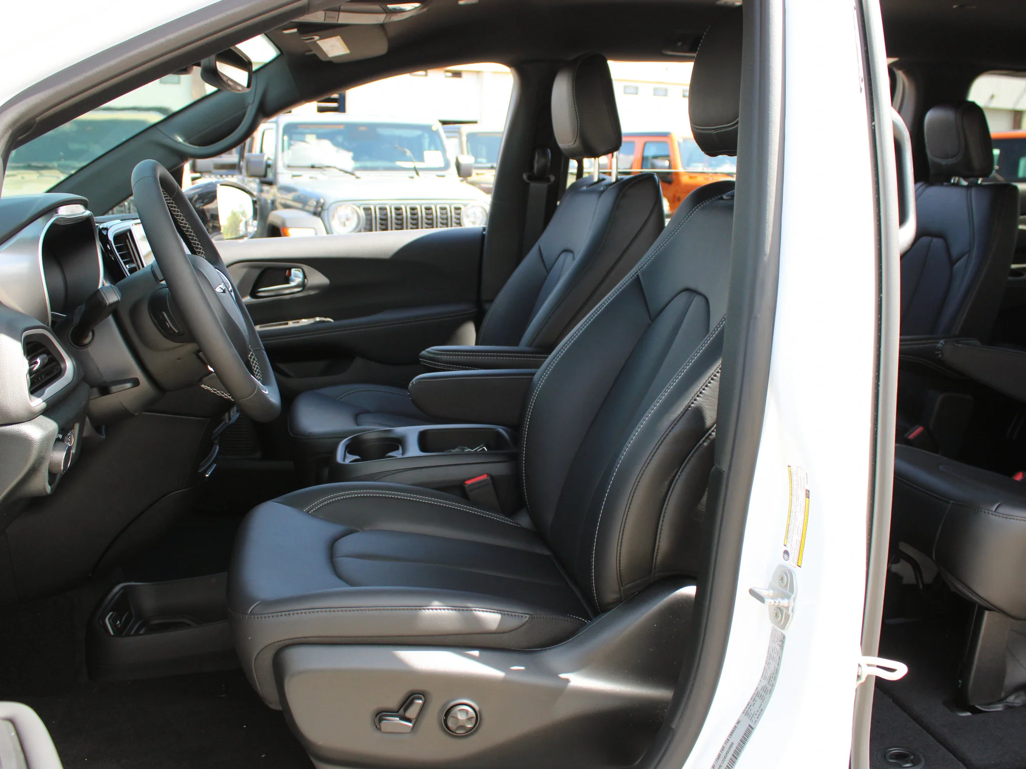 Used 2025 White Chrysler SXT*, Remote Start, Heated Leather, Lane Departure Warning image 9