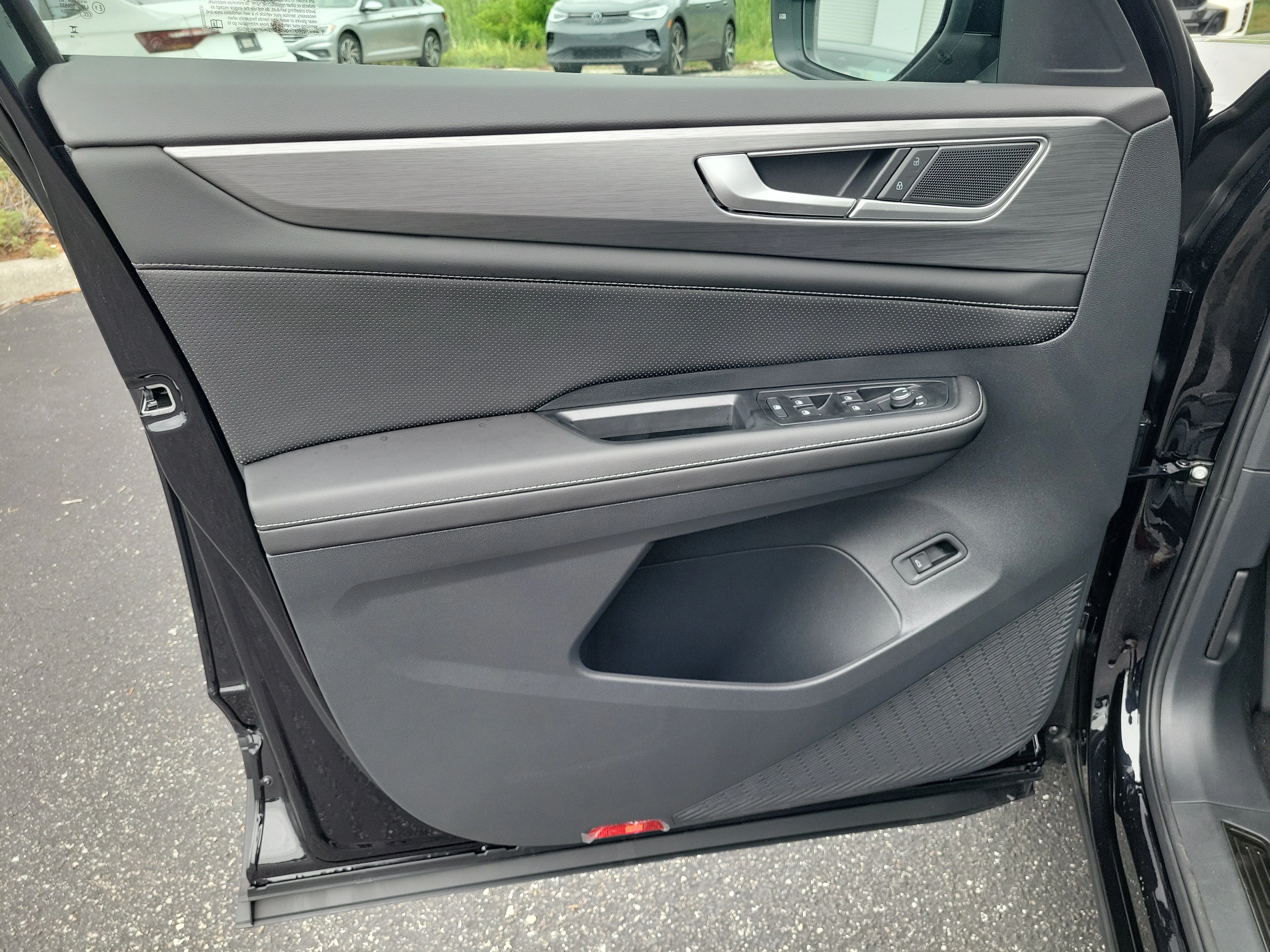 New 2026 Black Volkswagen 2.0T SE w/Technology image 17