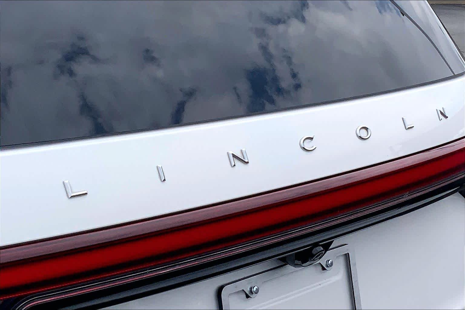 Used 2025 Pristine White Lincoln Reserve image 10