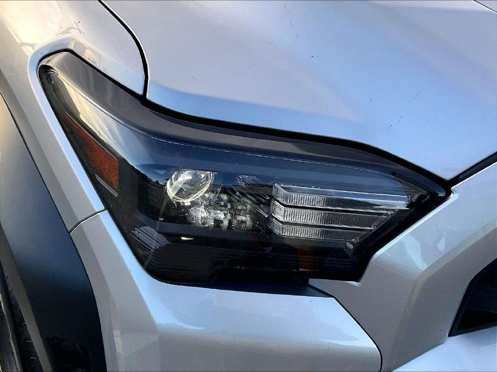 Used 2025  Toyota SR5 image 31