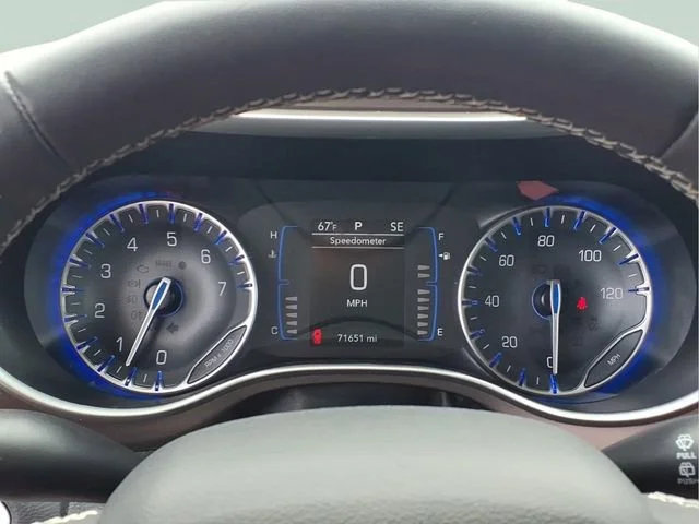 Used 2023  Chrysler LX image 11