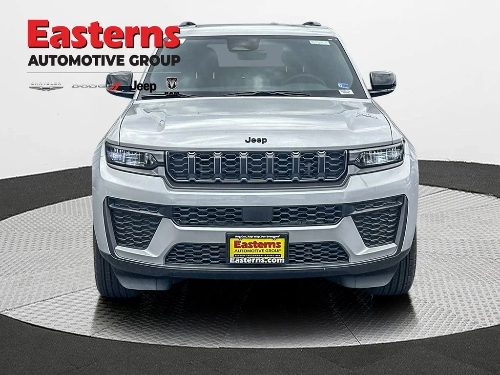 New 2026 Silver Zynith Exterior Paint Jeep Altitude image 3