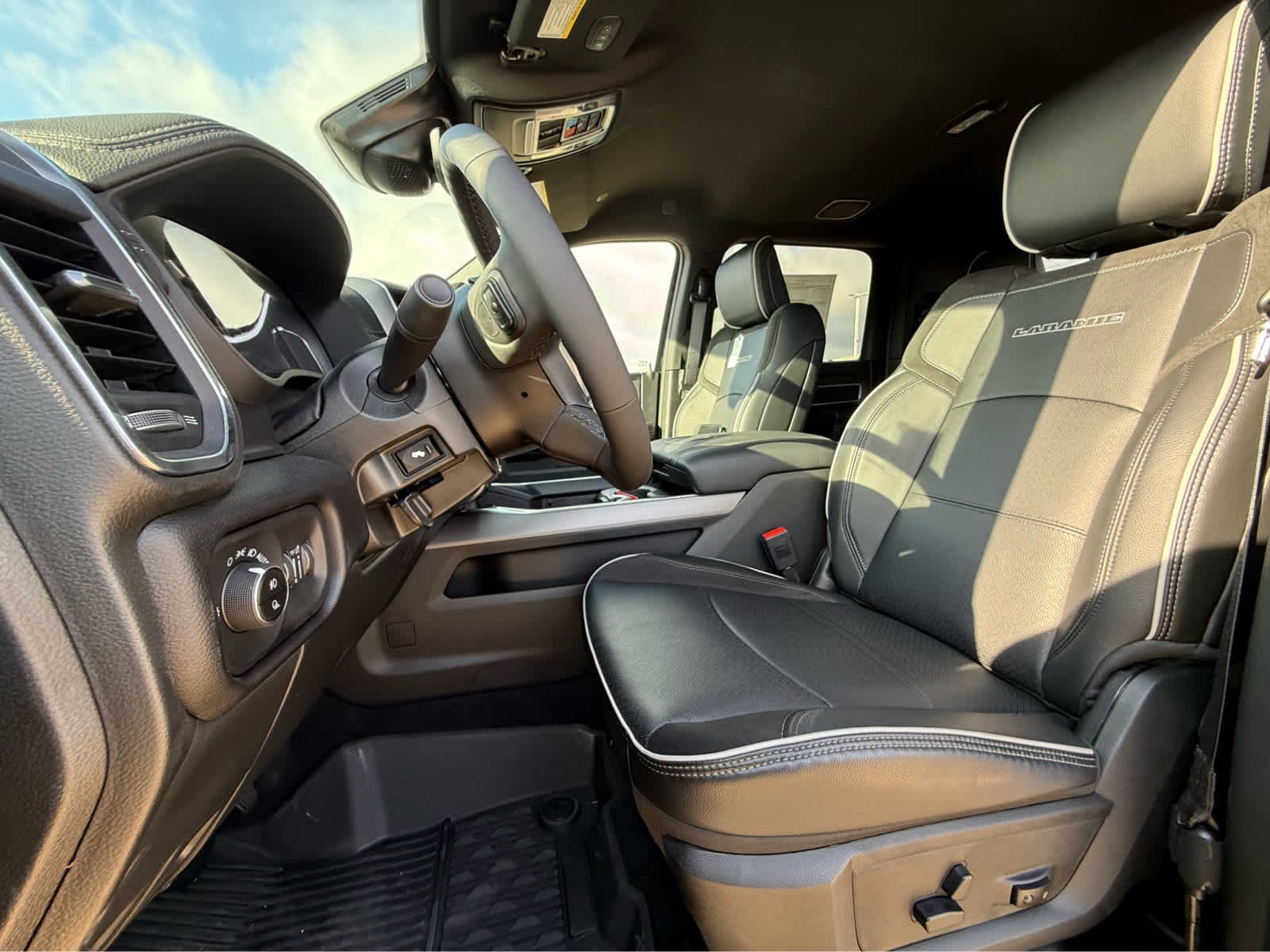 New 2027 Diamond Black Crystal Pearl-Coat Exterior Paint RAM Laramie image 20