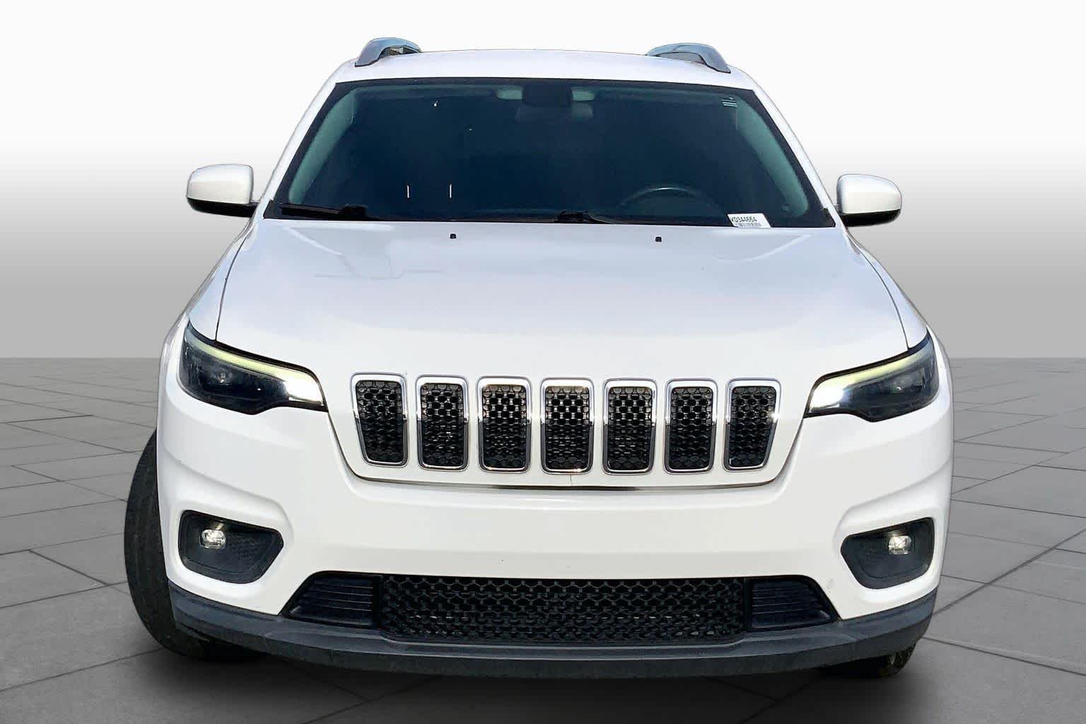 Used 2019 Bright White Clearcoat Jeep Latitude image 4