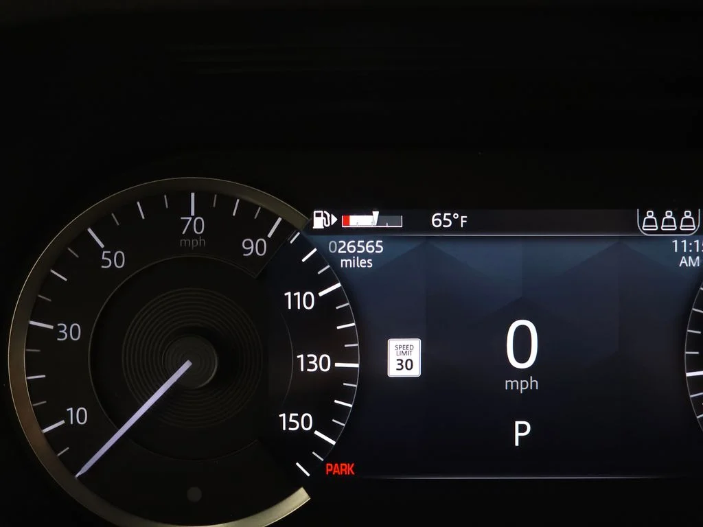 Used 2023 White Land Rover R-Dynamic SE image 22