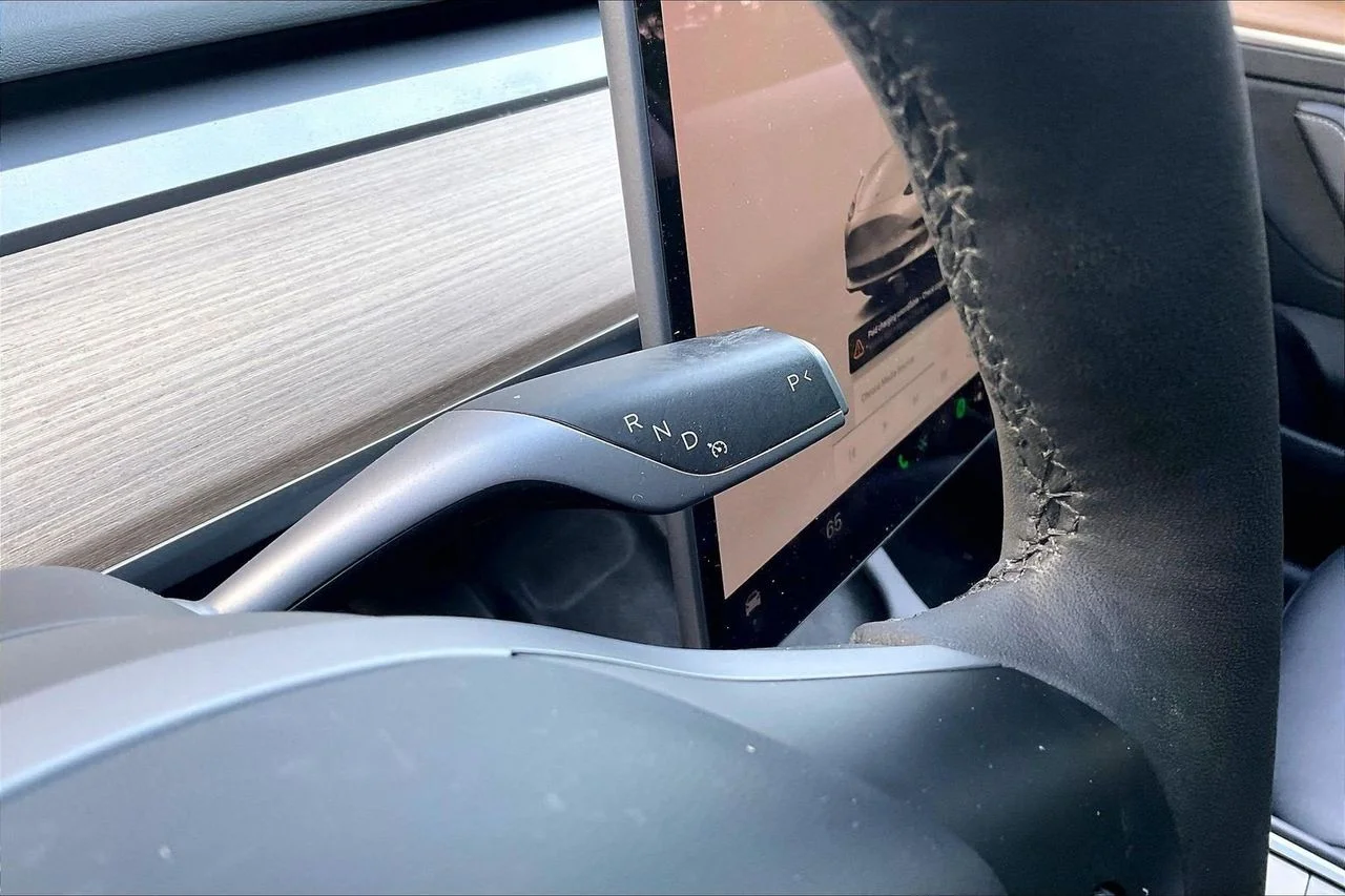Used 2023  Tesla Base image 33