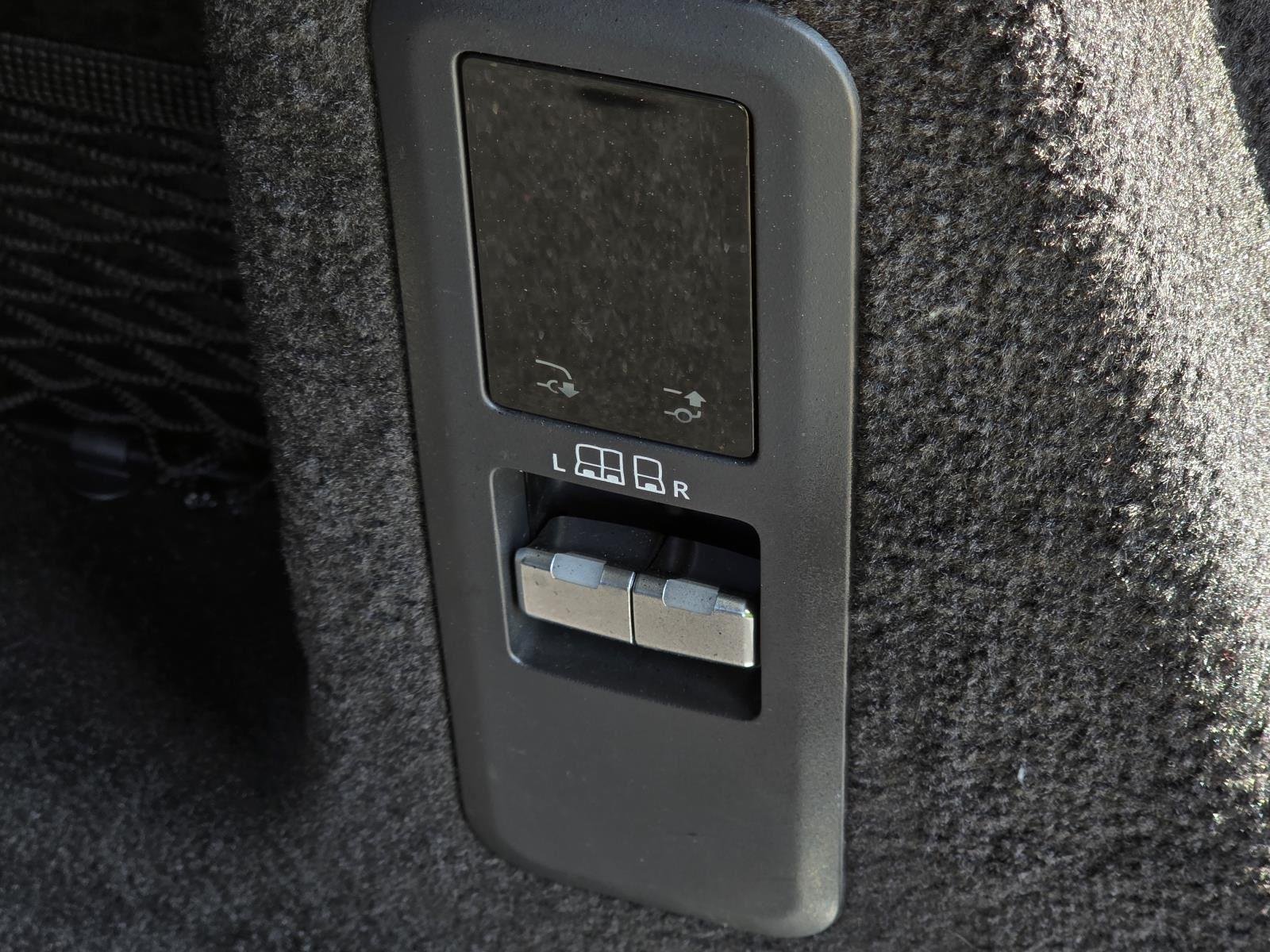 Used 2025 Santorini Black Metallic Land Rover SE image 34