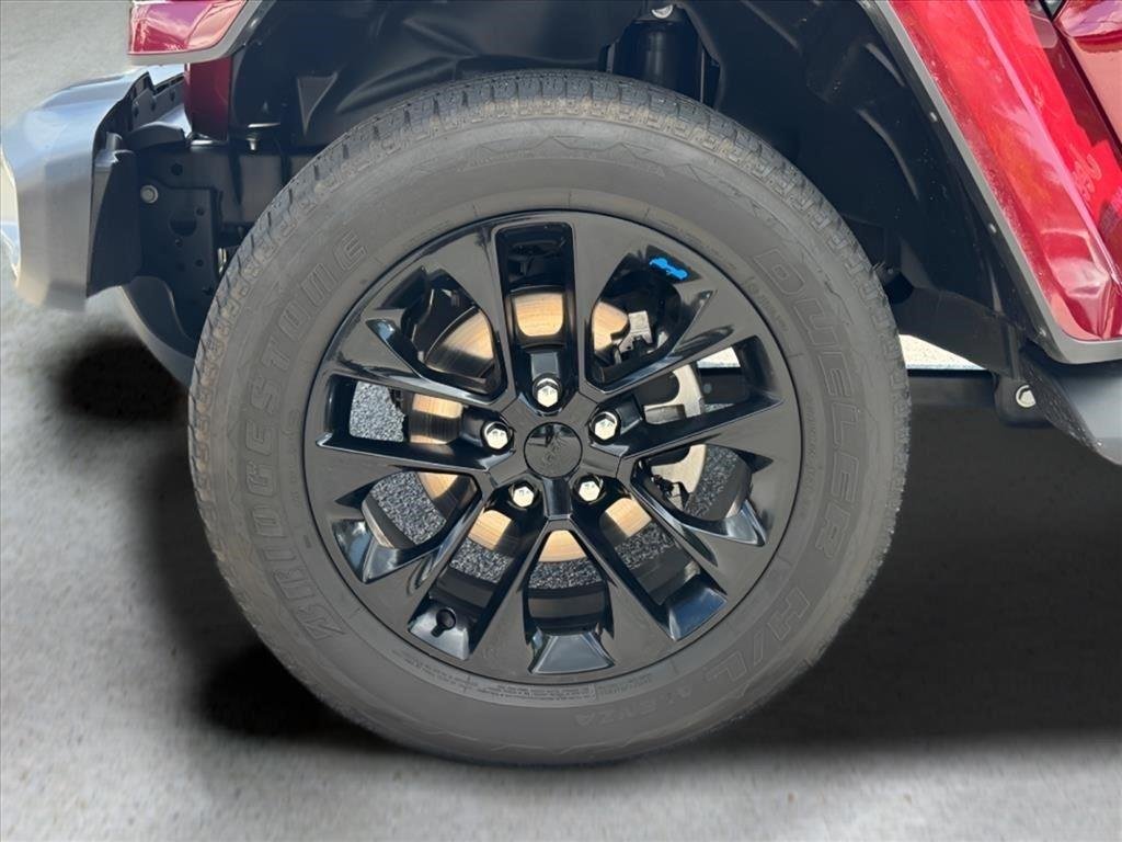 Used 2022 Snazzberry Pearlcoat Jeep Unlimited Sahara image 9