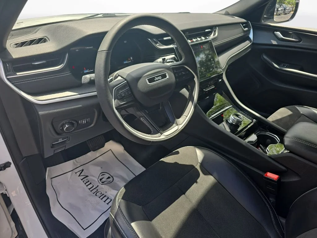 Used 2023 White Jeep Altitude image 11