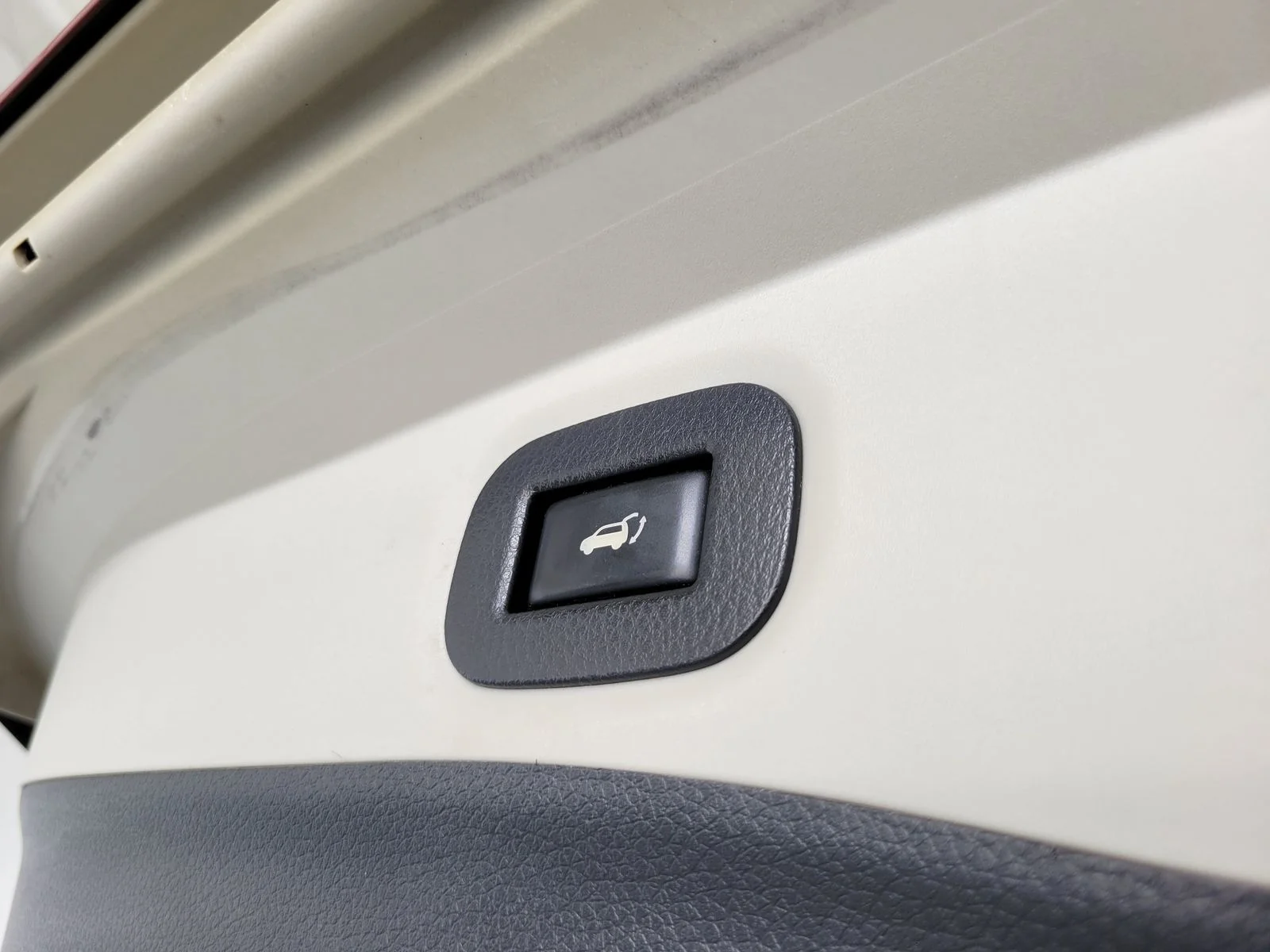 Used 2016 Red Nissan SL image 31