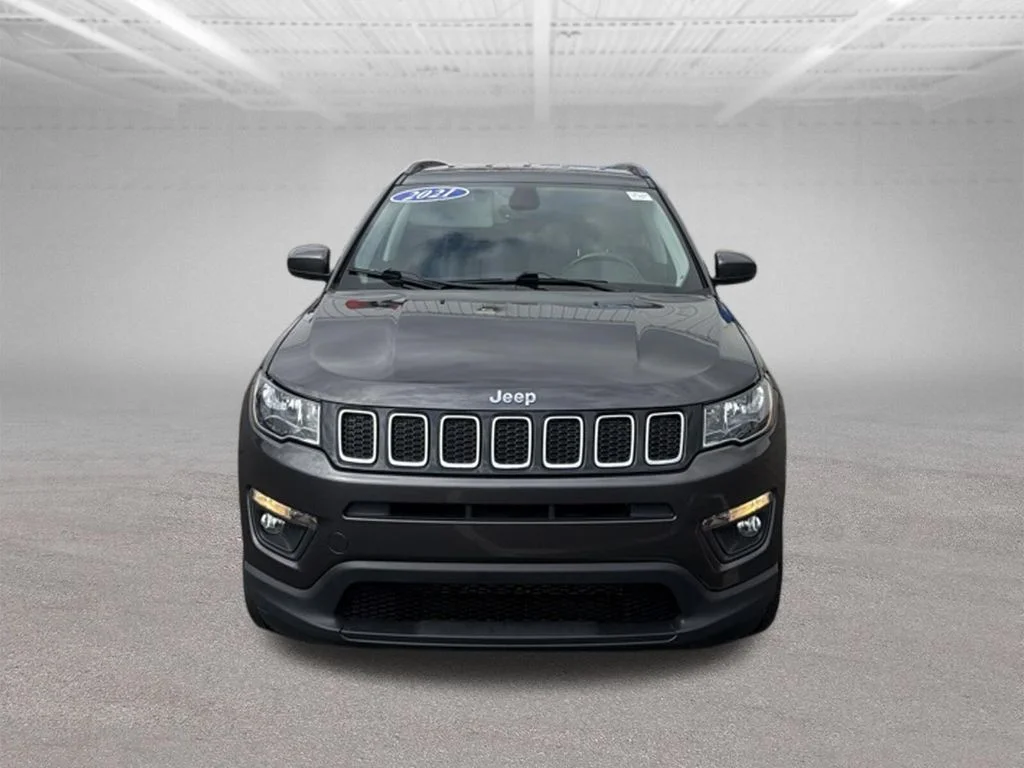 Certified Used 2021 Granite Crystal Clearcoat Metallic Jeep Latitude image 3