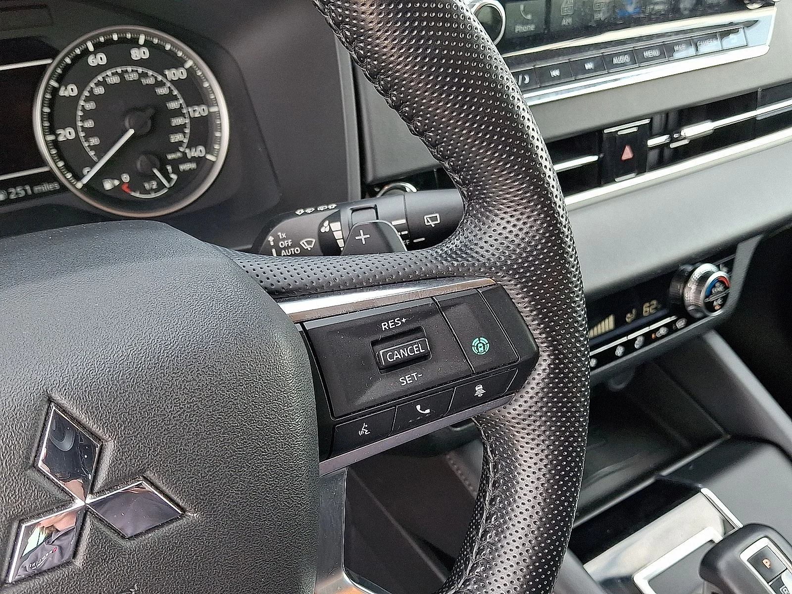 Used 2022  Mitsubishi SE image 22