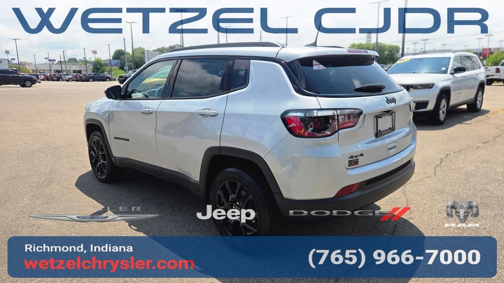 New 2026 Silver Zynith Metallic Clearcoat Jeep Latitude image 5
