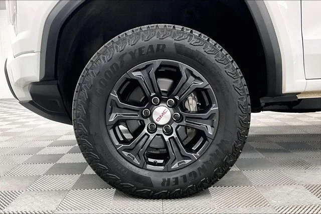 Used 2024 Summit White GMC Elevation image 10