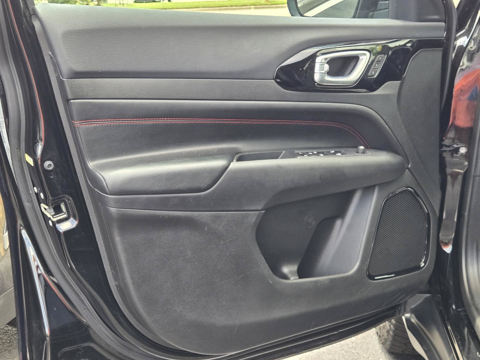 Used 2025 Diamond Black Crystal Pearlcoat Jeep Trailhawk image 18