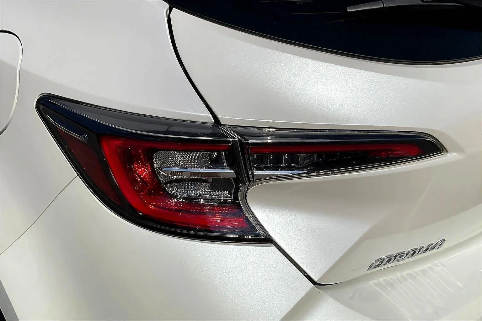 Used 2021 Wind Chill Pearl Toyota XSE image 28