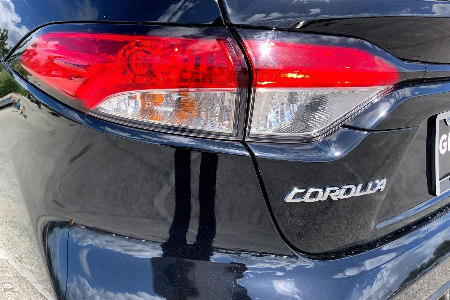 Used 2025 Midnight Black Metallic Toyota SE image 28