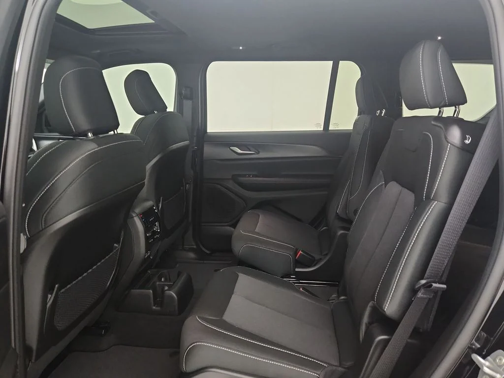 New 2026 Diamond Black Crystal Pearlcoat Jeep Laredo X image 29