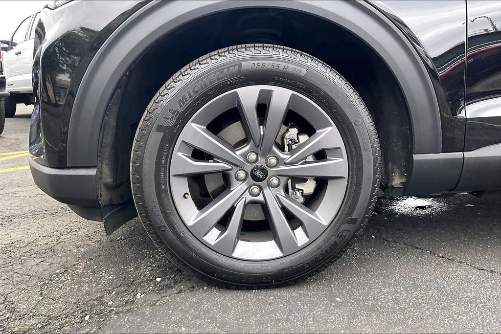 Used 2025 Black Metallic Ford Active image 8