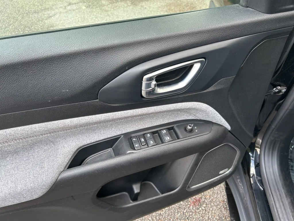 Used 2022 Black Jeep Latitude Lux image 17