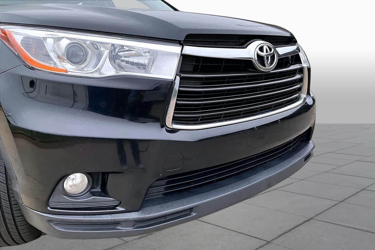 Used 2015 Attitude Black Metallic Toyota XLE image 30