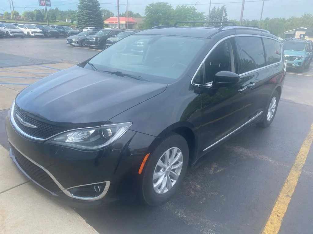 Used 2019 Brilliant Black Crystal Pearlcoat Chrysler Touring L image 3