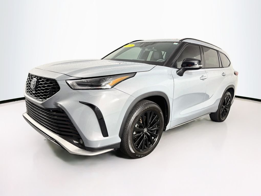 Used 2025  Toyota XSE image 3
