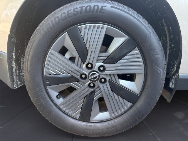 Used 2025 Gold Nissan SL image 42