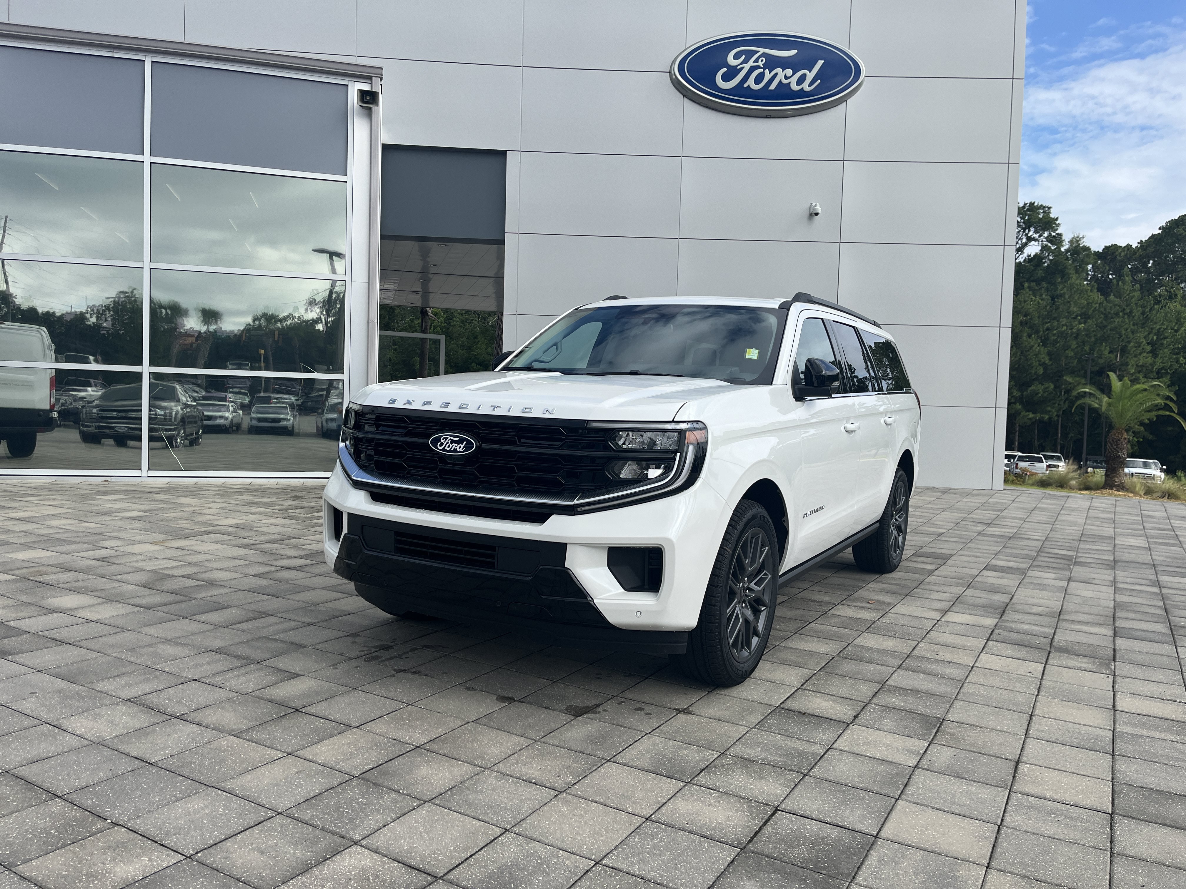 New 2027 Star White Metallic Tri-Coat Ford Platinum image 2