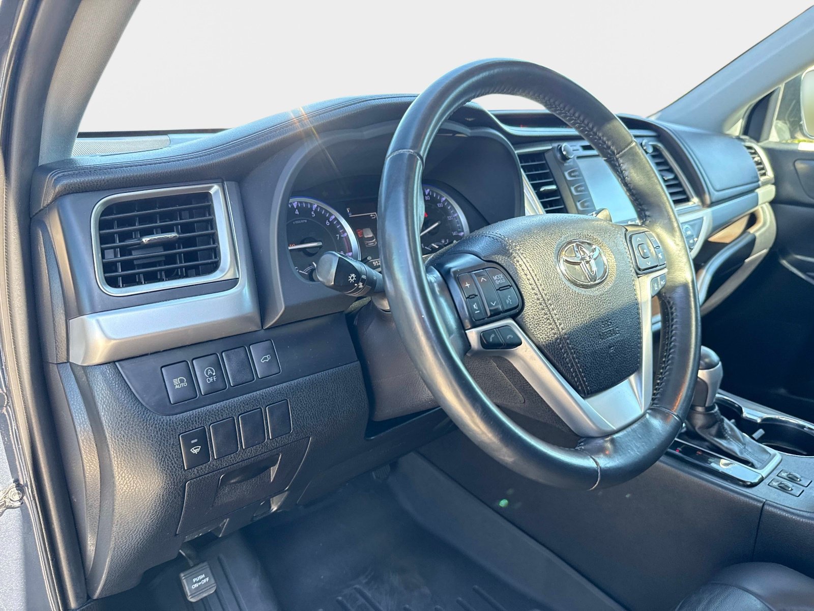 Used 2019 Shoreline Blue Pearl Toyota XLE image 18