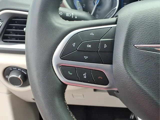 Used 2023  Chrysler LX image 13
