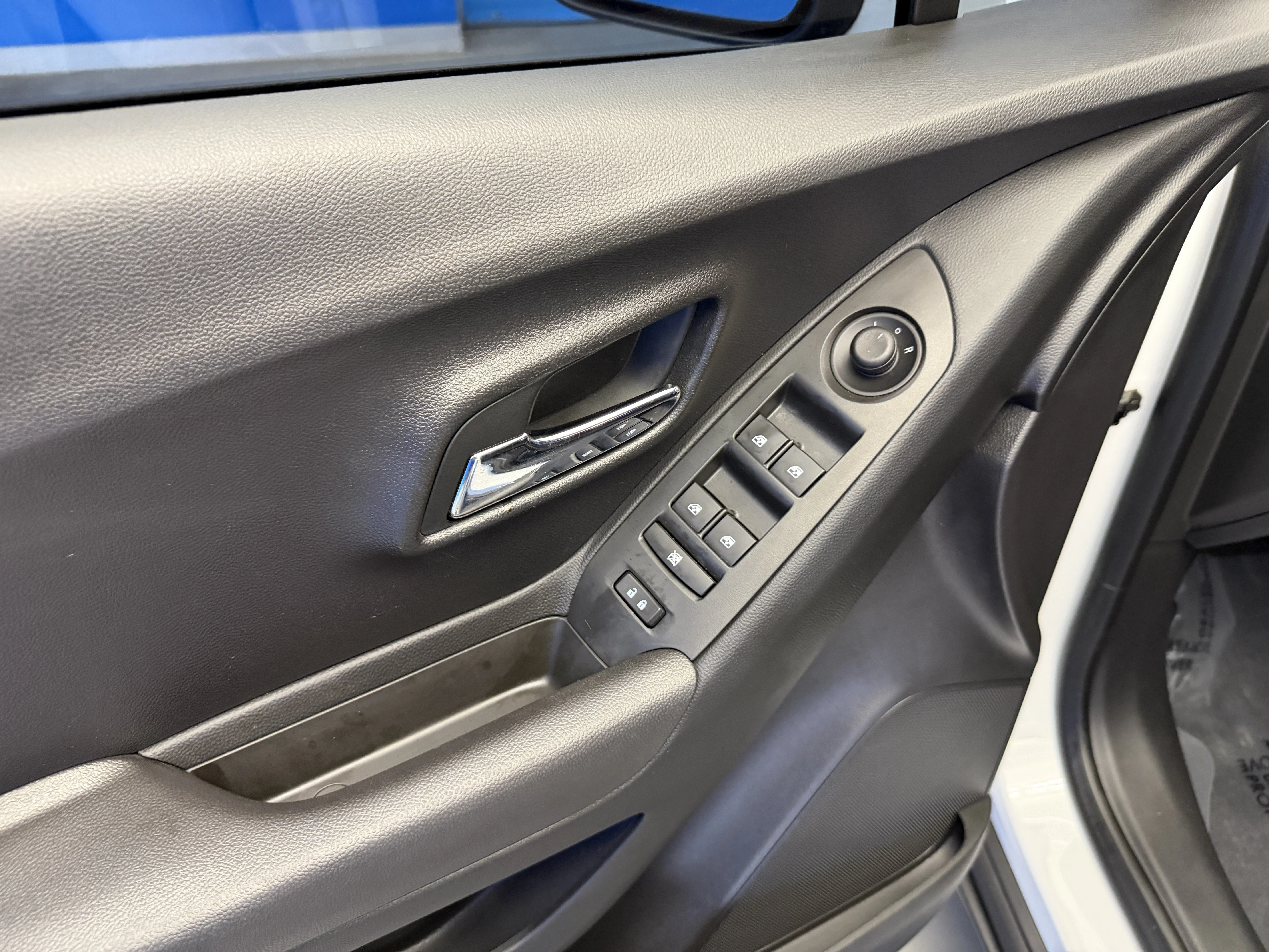 Used 2016 Summit White Chevrolet LS image 10