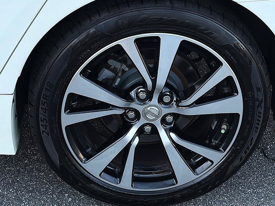 Used 2018 Pearl White Nissan SV image 5