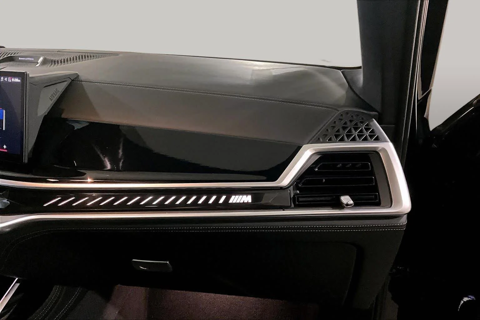 Certified Used 2025  BMW M60i image 18