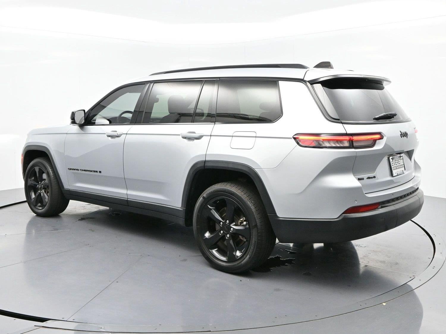 Used 2021 Silver Jeep Altitude image 5