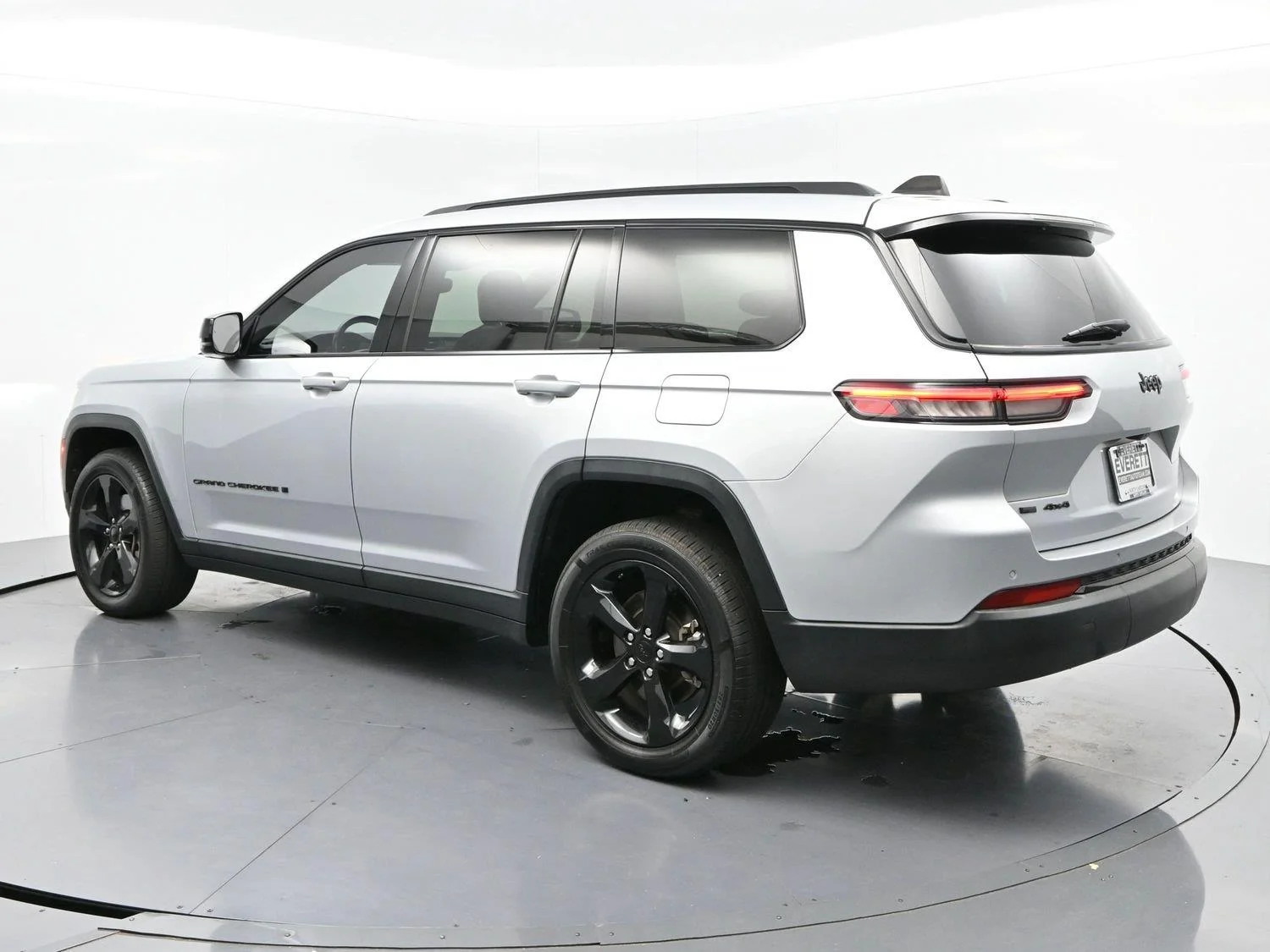 Used 2021 Silver Jeep Altitude image 5