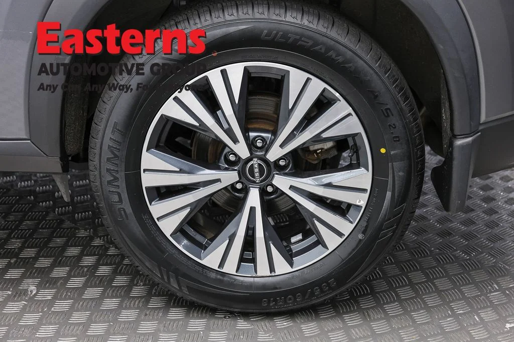 Used 2023 Gray Nissan SV image 8