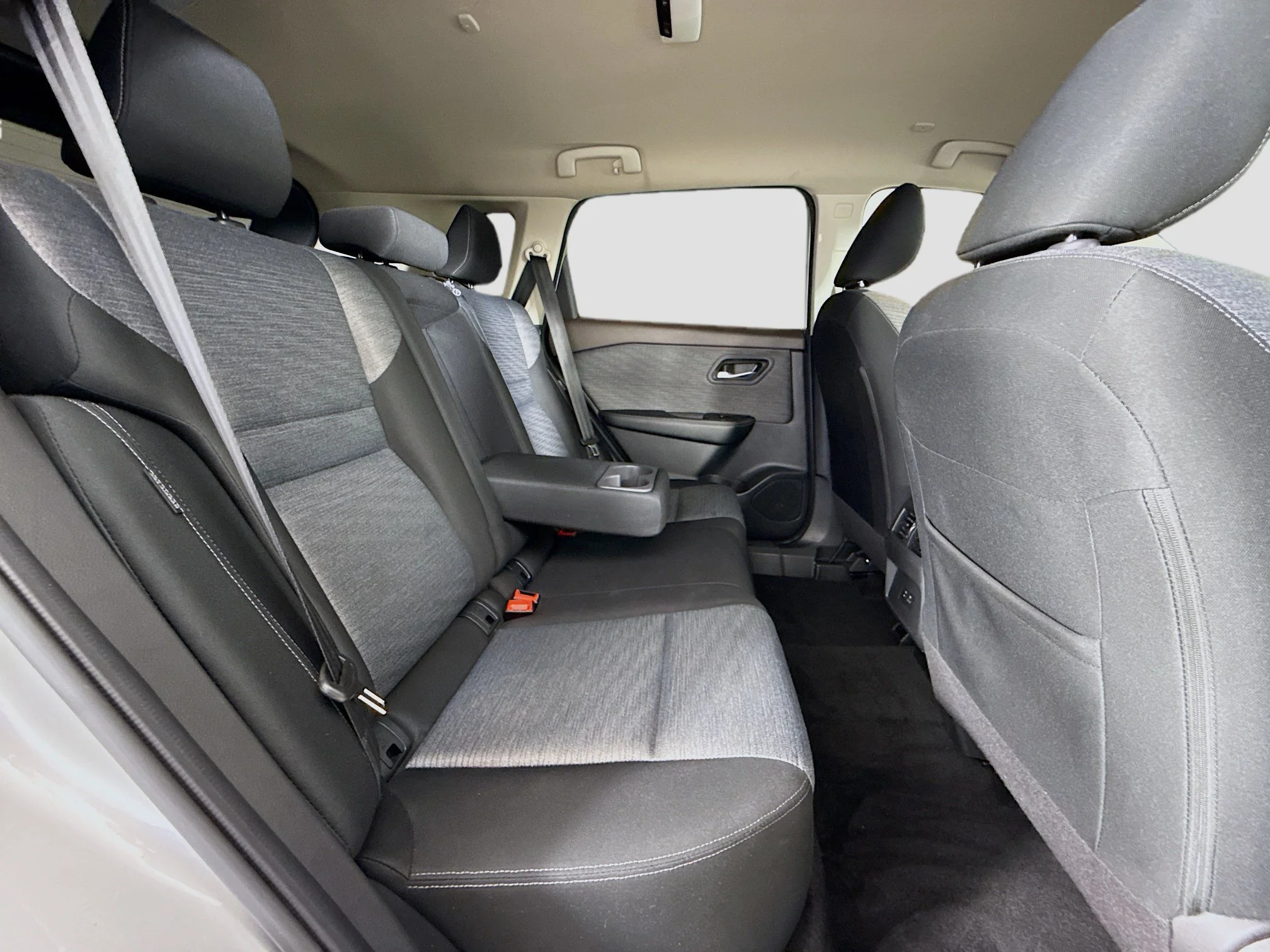 Used 2023  Nissan SV image 29