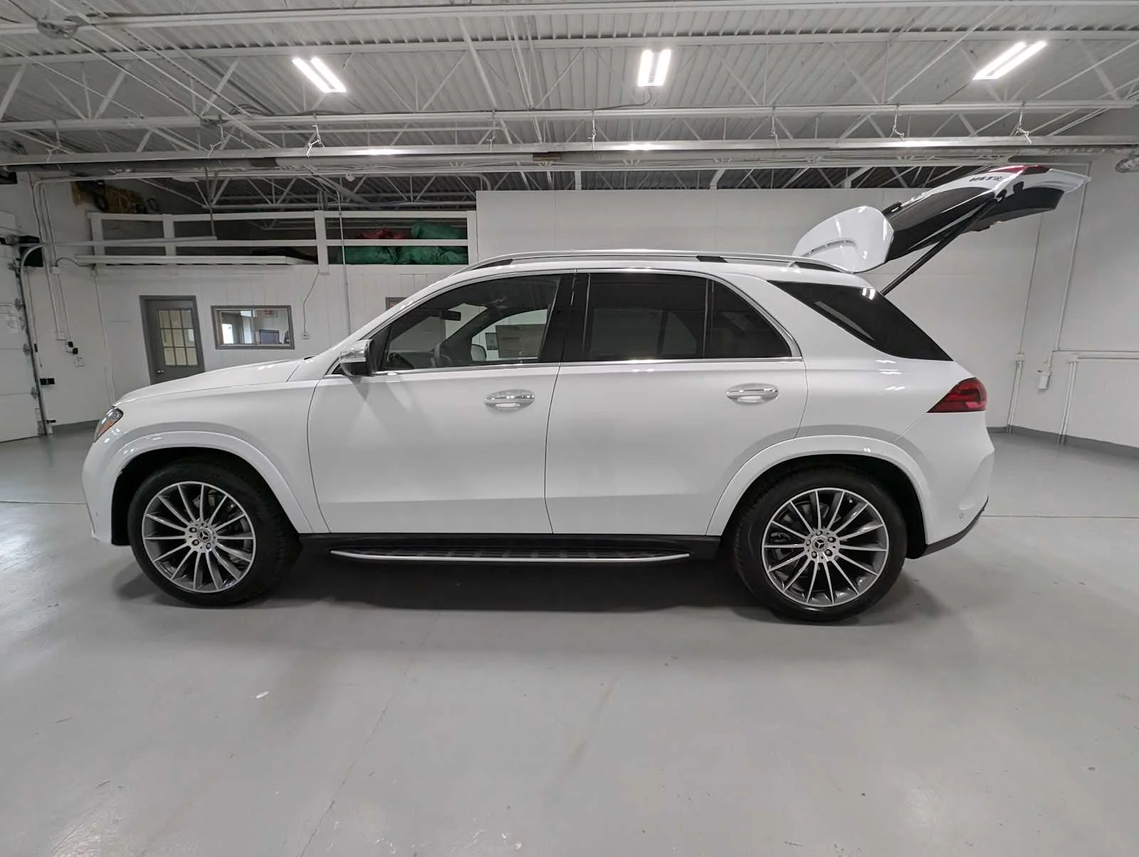 Certified Used 2026 MANUFAKTUR Moonlight White Metallic Mercedes-Benz GLE 580 image 10