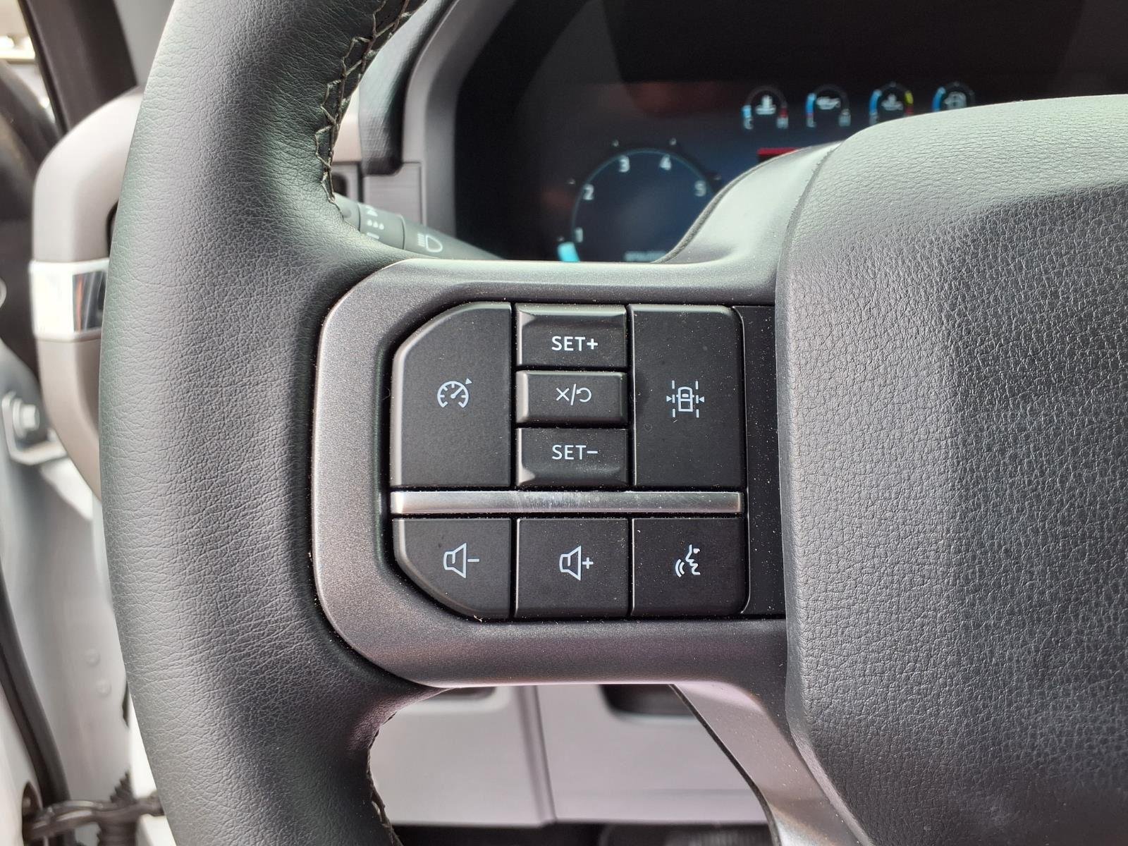 New 2024 Oxford White Ford XLT image 27