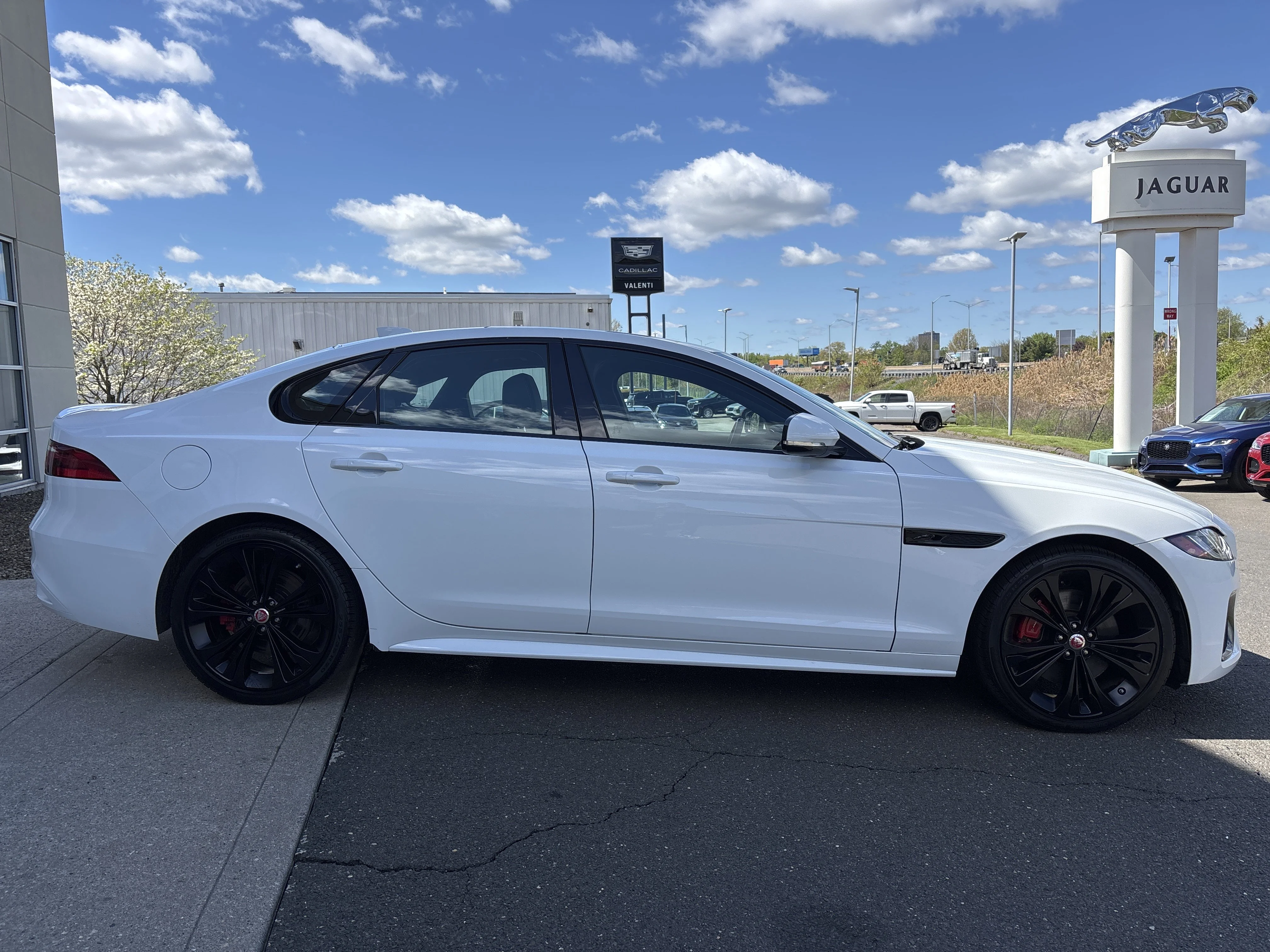 Used 2023 Fuji White Jaguar R-Dynamic SE image 3