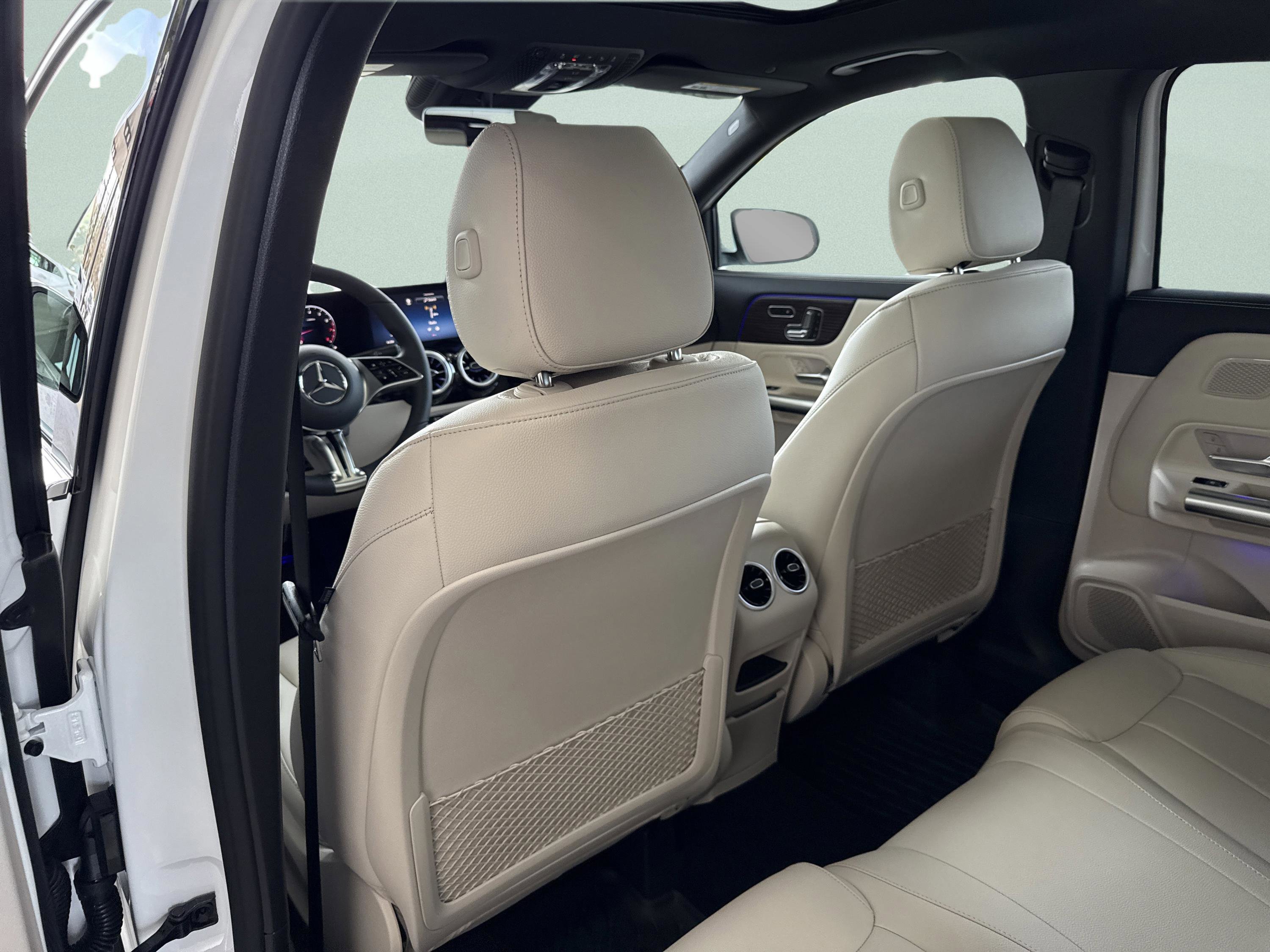 New 2026 Polar White Mercedes-Benz GLA 250 image 18