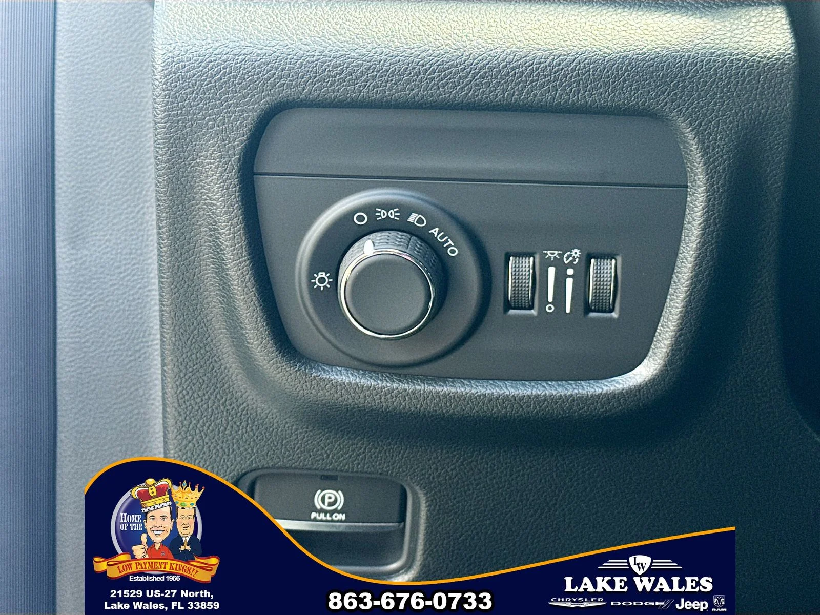 New 2026 Bright White Clear-Coat Exterior Paint Jeep Altitude image 9
