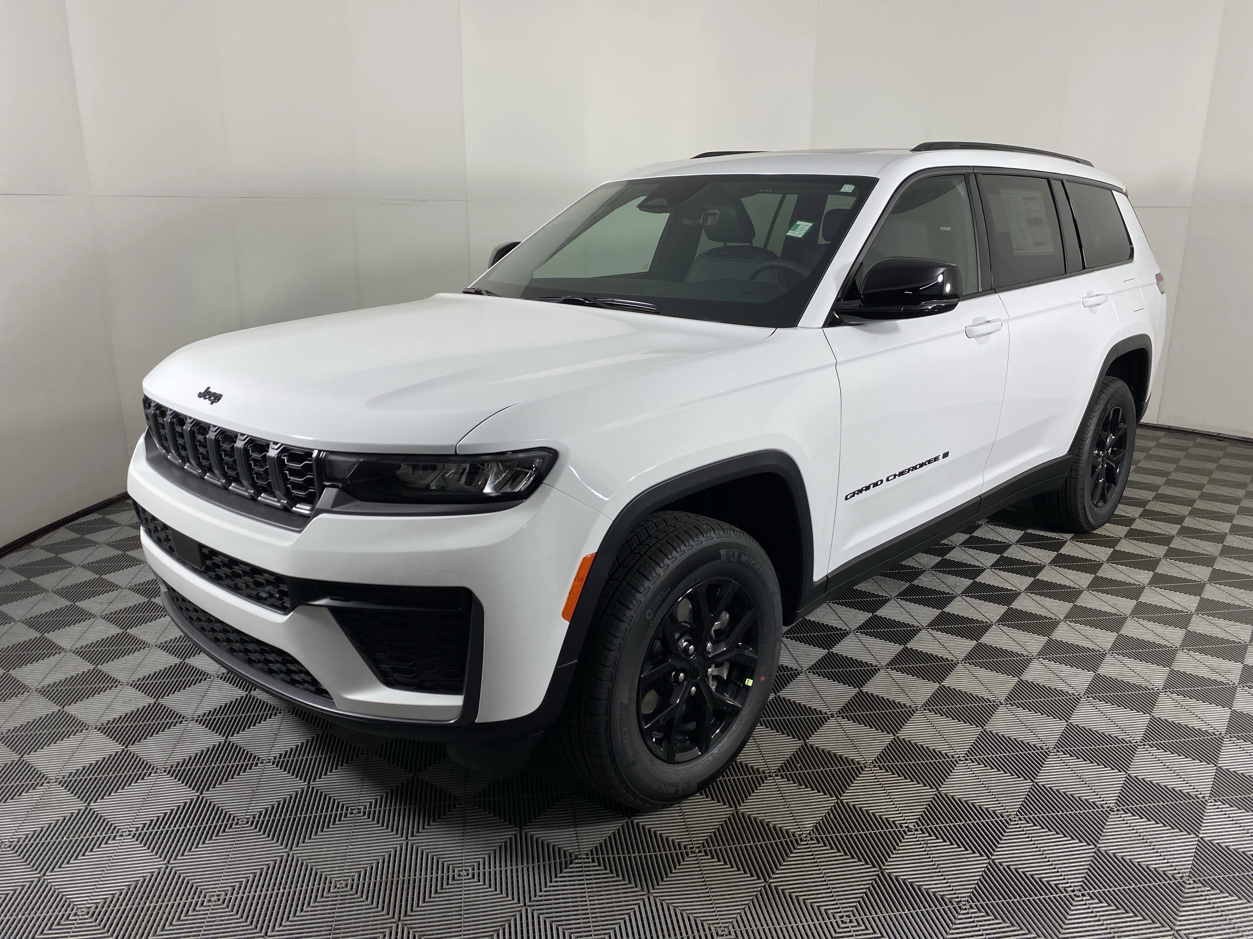 New 2026 Bright White Clear-Coat Exterior Paint Jeep Laredo image 11