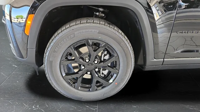 New 2026 Diamond Black Crystal Pearl-Coat Exterior Paint Jeep Altitude image 36