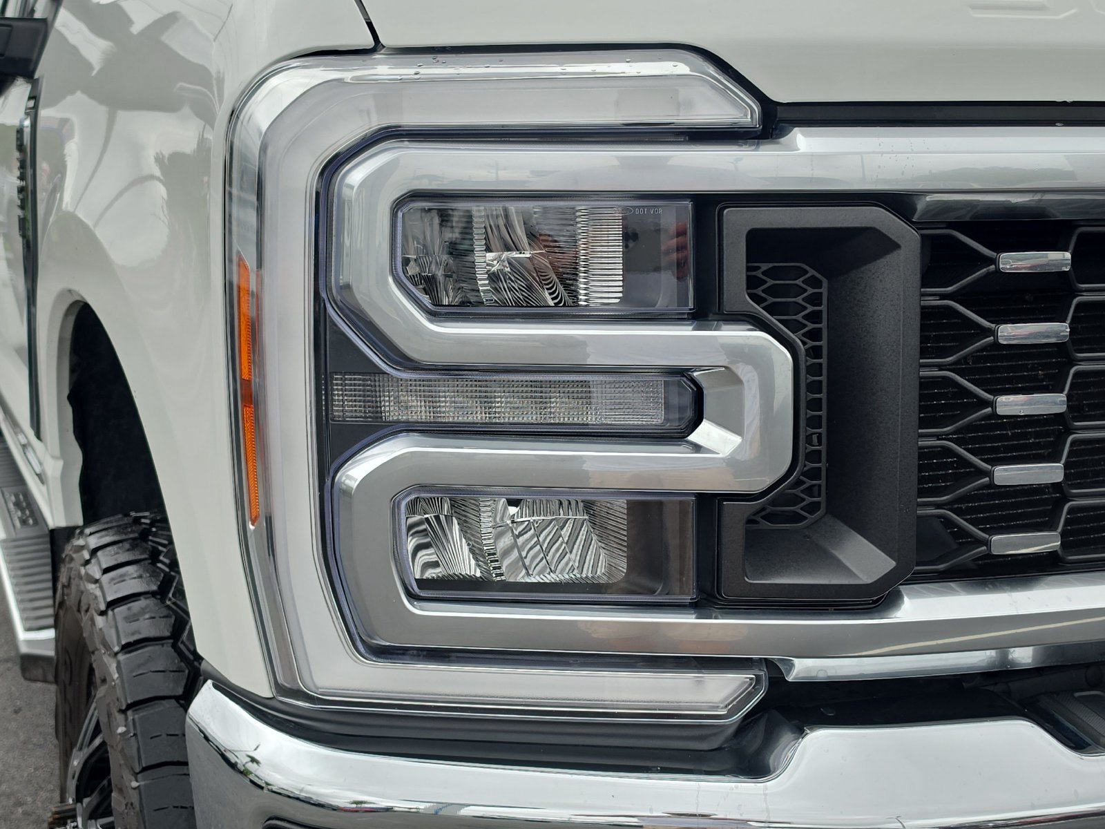 Certified Used 2023 White Metallic Ford Lariat image 9